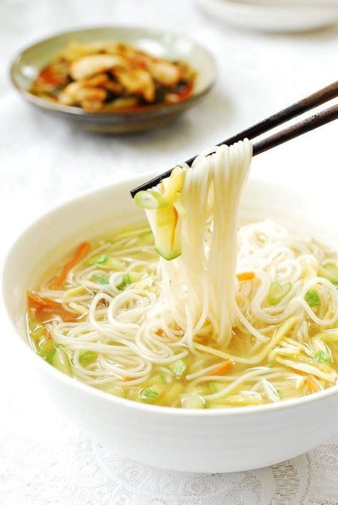 Janchi Guksu, Korean Noodle Soup, Koreansk Mad, Soup Recipes Easy, Chicken Soup Recipes Easy, Easy Korean Recipes, Korean Soup, Asian Noodle Recipes, Asian Soup