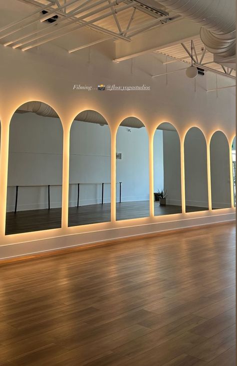 Boutique Gym Design Interiors, Pilates Reception Area, Chill Out Area Indoor, Boutique Pilates Studio Design, Chic Pilates Studio, Workout Studio Design, Beautiful Pilates Studios, Studio Vibes Aesthetic, Boho Pilates Studio