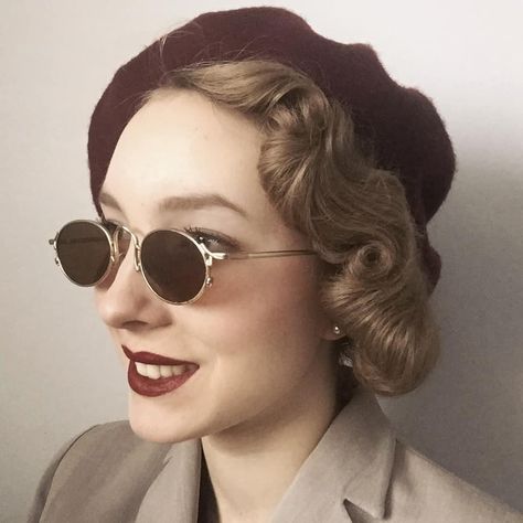 1940s German Fashion, Apocalypse Desert, 1940 Aesthetic, 1940s Sunglasses, 1940s Accessories, 1940 Hair, Work Updo, Hairstyle 1940, Hair Beret