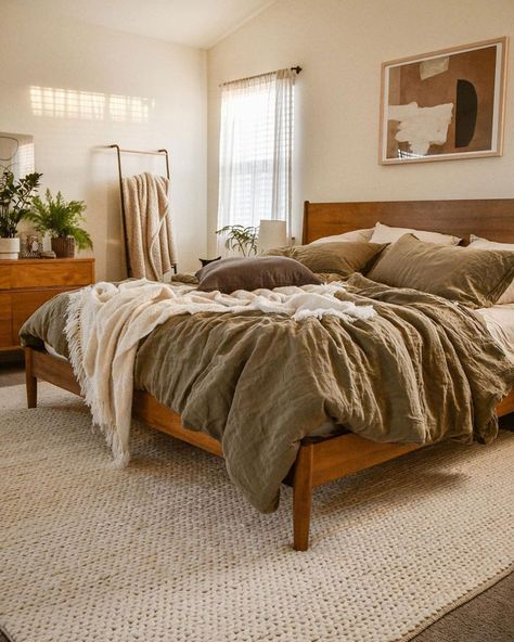 Scandinavian Apartment Bedroom, Colorado Aesthetic Living Room, Caramel Furniture Bedroom, Cute Apartment Bedrooms Cozy, Earth Ton Bedding, Odd Corner In Bedroom, Light Colored Wood Bedroom Furniture, Rust And Cream Bedding, Earthy Asethic Room