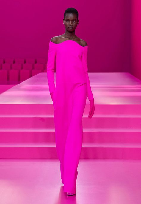 Pink Runway, Valentino Pink, Pierpaolo Piccioli, Mode Rose, Valentino Collection, Valentino Fashion, Gentlemen Prefer Blondes, Wear Pink, Italian Fashion