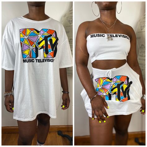 Diy Two Piece Outfit From Shirt, Shirt Transformation Diy, Mtv Tshirt, Tshirt Upcycle, Clothes Alterations, Creating Clothes, Shirt Transformation, Upcycled Tshirt, Diy Cut Shirts