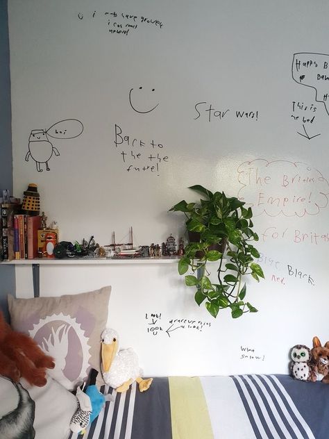 Whiteboard Room Aesthetic, Whiteboard Wall Bedroom, Writing On Walls Aesthetic, Whiteboard Ideas Bedroom Aesthetic, Room Whiteboard Ideas, White Board Aesthetic, Whiteboard Aesthetic, Whiteboard Ideas Bedroom, White Board Wall