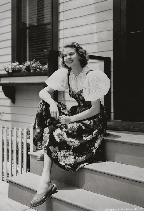 Victory Rolls, Ava Gardner, Ingrid Bergman, Classic Actresses, Peasant Style, Vintage Portraits, Pompadour, Golden Age Of Hollywood, Vintage Glamour