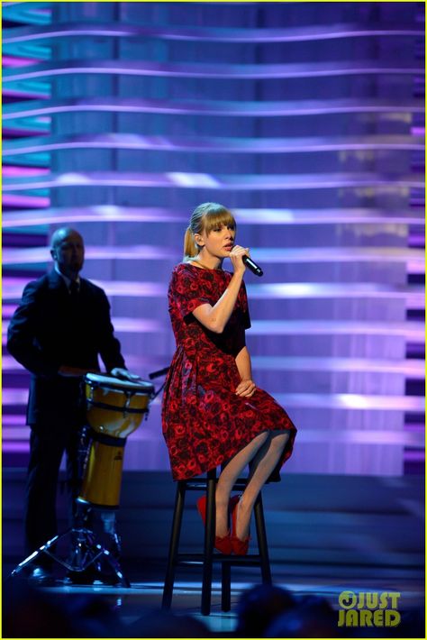 Taylor Swift Ronan Performance, Ronan Taylor Swift, Taylor Swift Singing, Music Challenge, Walking In High Heels, American Queen, Helen Hunt, Elie Saab Spring, Amazing Clothes