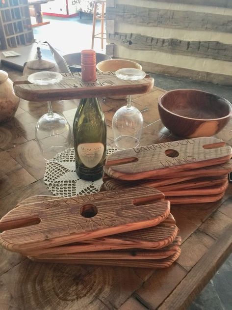 Diy Wood Wine Caddy, Diy Wine Rack Projects Wood, Wine Wood Projects, Diy Gifts Made From Wood, Diy Wine Caddy, Small Wood Crafts, Wood Diy Projects, Wood Crafts That Sell, Wine Board