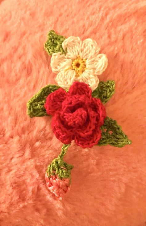 Cupcake Bookmark Crochet, Crochet Pins Brooch Free Pattern, Crochet Brooches Free Patterns, Crochet Corsage Pattern Free, Crochet Brooch Pattern Free, Stuff To Crochet, Crochet Rose Pattern, Crochet Flowers Easy, Crochet Brooch