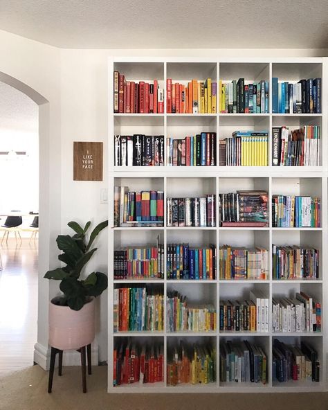 Kallax Decor Ideas, Kallax Decor, Bookshelf Inspo, Minimalist Apartment Decor, Styling Bookshelves, Home Library Rooms, Ikea Bookcase, Italy House, Ikea Bookshelves