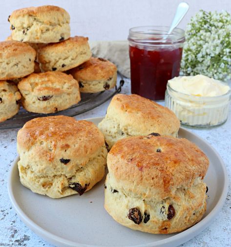 Fruit Scones Fruit Scones Recipe, Savoury Scones, Date Scones, Scones And Jam, Baking Scones, English Scones, Scone Recipes, Recipe For One, Fruit Scones