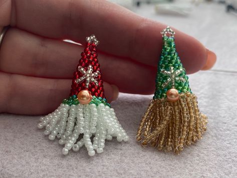 Two small green and red beaded gnomes held up by a hand Bead Christmas Earrings, Christmas Crafts Beads, Easy Beading Patterns Free, Beaded Christmas Crafts, Easy Beaded Earrings Diy, Diy Bead Christmas Ornaments, Beaded Christmas Earrings Diy, Beaded Ornaments Diy Free Pattern, Teardrop Beaded Earrings