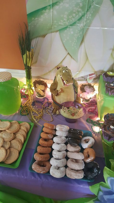 Princess Tiana Sleepover, Tiana Party Decorations, Tiana Birthday Party Food, Tiana Bday Party, Princess Tiana Tea Party, Tiana Themed Quince Center Piece, Princess And The Frog Themed Food, Princess Tiana Party Decorations, Princess Tiana 1st Birthday Party