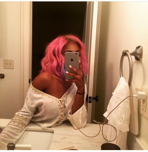 Pink hair pink weave Pink Hair Brown Roots, Aniya Core, Pink Weave, Lebanese Girls, Girl With Pink Hair, Pastel Pink Hair, Hair Brown, Mirror Pic, Pink Hair