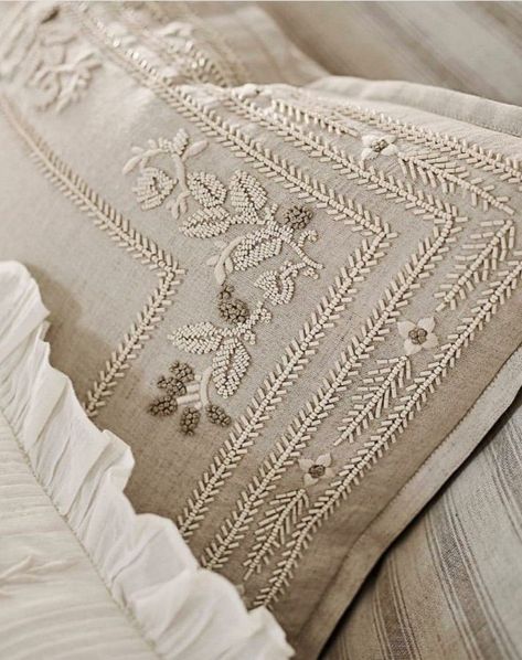 Crochet Bedsheets, Bordados Tambour, Designer Bed Sheets, Tonal Embroidery, Cottagecore Clothes, Bed Scarf, White Linen Bedding, Textile Pattern Design, Hand Work Embroidery