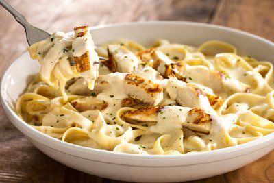 Olive Garden Fettuccine Alfredo Recipe, Olive Garden Chicken Alfredo, Olive Garden Chicken Alfredo Recipe, Fettucini Alfredo Recipe, Lasagne Roll Ups, Homemade Chicken Alfredo, Chicken Alfredo Fettuccine Recipe, Fettucini Alfredo, Chicken Alfredo Recipe