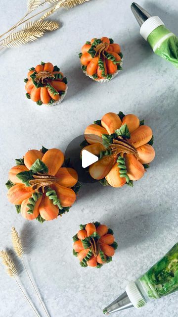 Piped Buttercream Pumpkins, Buttercream Pumpkin Cupcakes, Piping Pumpkin Cupcakes, Pumpkin Cupcake Decoration, Buttercream Dessert Board, Frosting Pumpkins, Pumpkin Cupcakes Decoration, Pumpkin Decorated Cupcakes, Fall Floral Cupcakes