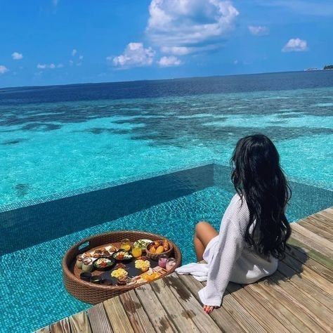 Floating Breakfast In Pool, Floating Breakfast Photoshoot, Floating Breakfast Maldives, Maldives Pictures Ideas, Maldives Instagram Pictures, Maldives Poses, Maldives Photography Ideas, Photos For Vision Board Life, Maldives Pics