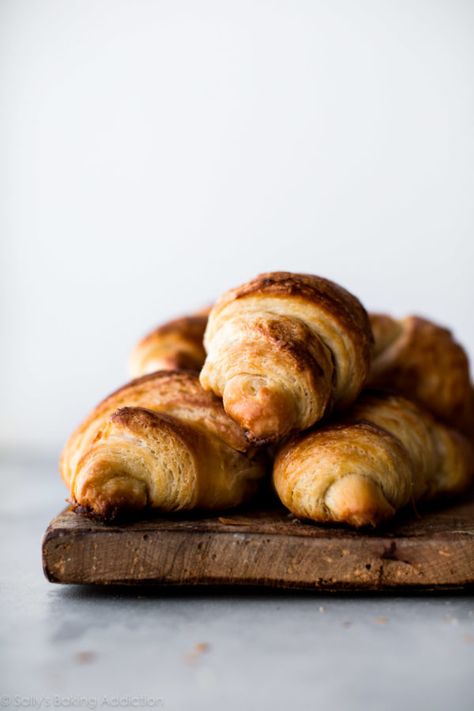 Make Croissants, Making Croissants, Sallys Baking, Homemade Croissants, Croissant Dough, Croissant Recipe, Flaky Pastry, Bread Rolls, Food Guide