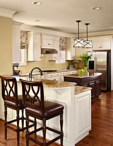 White with beige tops Sense and Simplicity: 4 Great Countertop Colours for White Kitchens Kitchen With White Cabinets, Two Tone Kitchen Cabinets, Kitchen Redo, Kitchen Paint, Updated Kitchen, Kitchen Remodel Idea, White Cabinets, Counter Top, Beautiful Kitchens