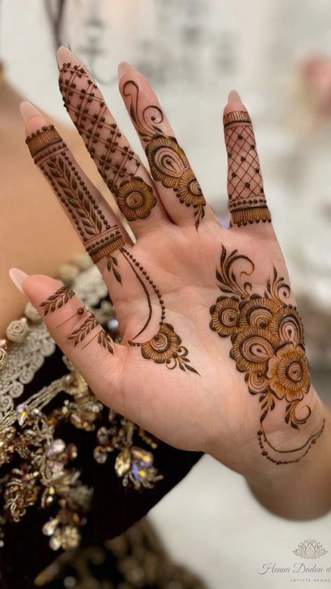 Henna Front Hand Simple, Mehedi Design Palm, Mehedi Design For Front Hand, Back Mendhi Designs Latest, Front Design Mehndi, Mehndi Designs Palm Simple, Mehendi Designs For Palm Simple, Mehedi Design Front Hand, Palm Mendhi Simple