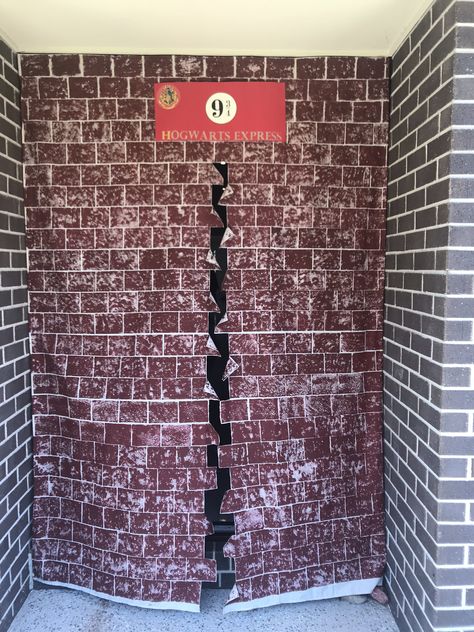 Harry Potter Party - DIY platform 9 3/4 wall. So much painting. Perfect entrance. Harry Potter Entrance Decor, Diy Platform 9 3/4, Harry Potter 9 3/4, 9 3/4 Birthday, Platform 9 3/4, Harry Potter Theme Birthday Party, Harry Potter Halloween Decorations, Hp Christmas, Harry Potter Train