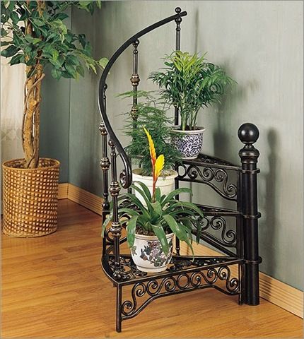 Never seen this idea before...it looks great! Staircase Styles, Indoor Plant Shelves, Indoor Plants Low Light, Corner Plant, Wrought Iron Decor, Hanging Plants Indoor, Plant Table, Best Indoor Plants, Plant Stand Indoor