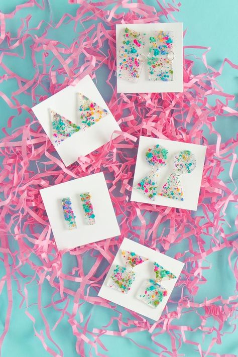 80s-Inspired Splatter Painted Earrings #jewerly #jewellery #jewelrymaking Paint Earrings, Shrinky Dink Earrings, Diy Fashion Trends, Shrinky Dink, Earrings Ideas, Resin Jewelry Diy, Splatter Paint, Polymer Clay Jewelry Diy, Painted Earrings