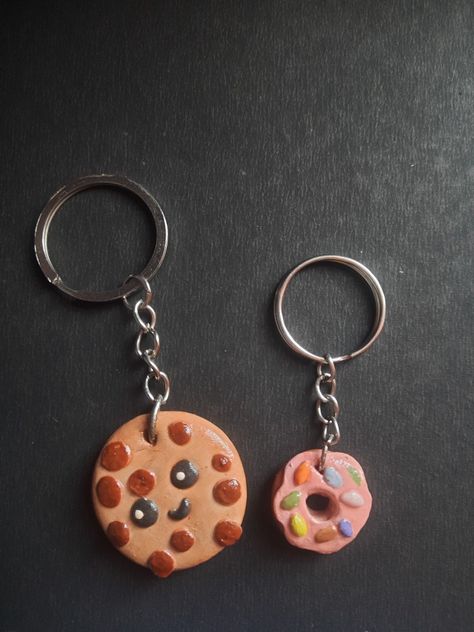 Easy Clay Keychains, Gantungan Kunci Clay, Mouldit Clay Art Keychain, Keychain Clay Ideas, Clay Keychain Diy, Clay Keyring, Mould Art, Keychain Clay, How To Make Keychains