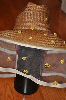 Bee Keeper Hat, Diy Scarecrow Costume, Bird Wings Costume, Halloween Costumes Scarecrow, Meme Costume, Halloween Outdoor Decoration, Bee Hat, Diy Scarecrow, Baking Photography