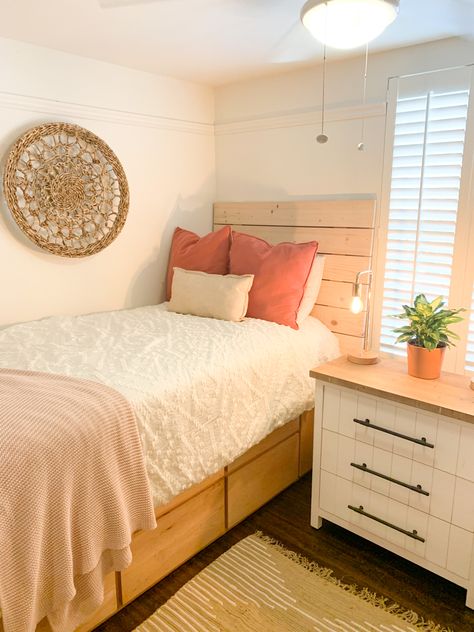 Dorm Room Designs College Minimalist, Earthy Dorm Room Ideas Minimalist, Minimalistic College Dorm, College Dorm Room Ideas Aesthetic Simple, Dorm Room Inspiration Minimalist, Boho Dorm Ideas, Cozy Dorm Room Ideas Minimalist, Dorm Ideas Minimalist, Aesthetic Room Themes