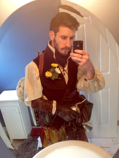 The LARP bard, Kannoth "Of Songs" Eldanar Ren Faire Merchant, Hobbit Ren Faire Outfit, Bard Outfit Ideas, Ren Fest Outfits Men, Bard Clothes Male, Dnd Bard Outfits Male, Ren Faire Garb, Medieval Bard Outfit, Bard Costume Men