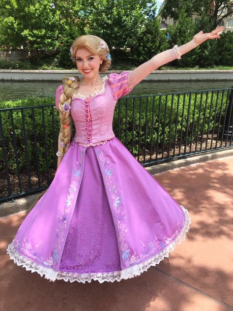 Rapunzel! Rapunzel Cosplay Dress, Rapunzel Dress Pattern, Rapunzel Costume Adult, Rapunzel Inspired Dress, Tangled Dress, Cosplay Disney, Rapunzel Cosplay, Disney Princess Cosplay, Rapunzel Costume