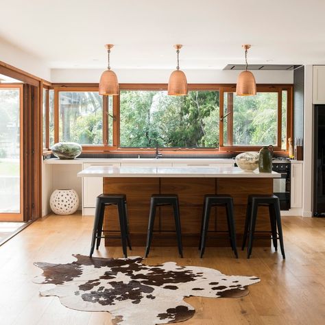 288 Likes, 0 Comments - Homes to Love NZ (@homestolovenz) on Instagram: “A kitchen with an incredible connection to the outdoors, click the link in our bio to see more⁠ ⁠…” Timber Vanity, Weatherboard House, Kitchen Manufacturers, Outdoor Dining Spaces, Kitchen Benches, Home Good, The Best Summer, Perfect Family, Open Plan Kitchen