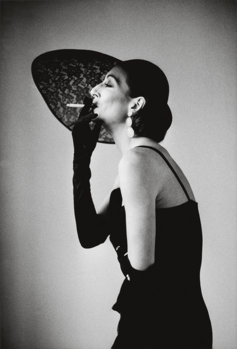 Anjelica Huston, photographed by Alice Springs in 1983. Angelica Huston, Frida Kahlo Exhibit, Lynn Wyatt, Catherine Denueve, Spring Portraits, Anjelica Huston, Charlotte Rampling, Olivia De Havilland, Helmut Newton