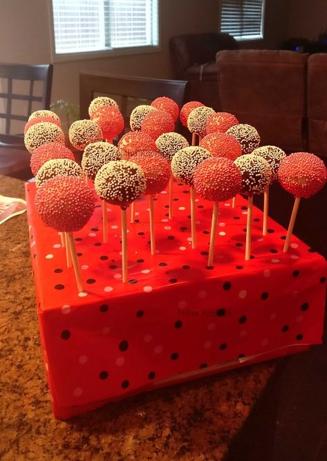 Cakepop Holder Ideas, Displaying Cake Pops Ideas, Homemade Cake Pop Stand, Cake Pops Stand Diy, Cake Pop Carrier, Cake Pop Birthday Display, How To Dip Cake Pops Perfectly, Cake Pop Display Ideas Diy, Diy Cakepop Stand Ideas