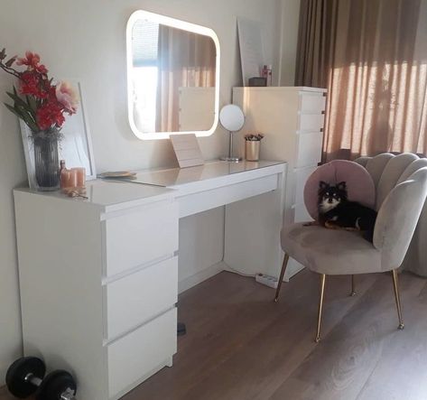 Makeup Tafel, Small Bedroom Hacks, Make Up Tafel, Small Girls Bedrooms, Makeup Vanity Table, Bedroom Decor For Small Rooms, Diy Ikea Hacks, Diy Ikea, Makeup Rooms