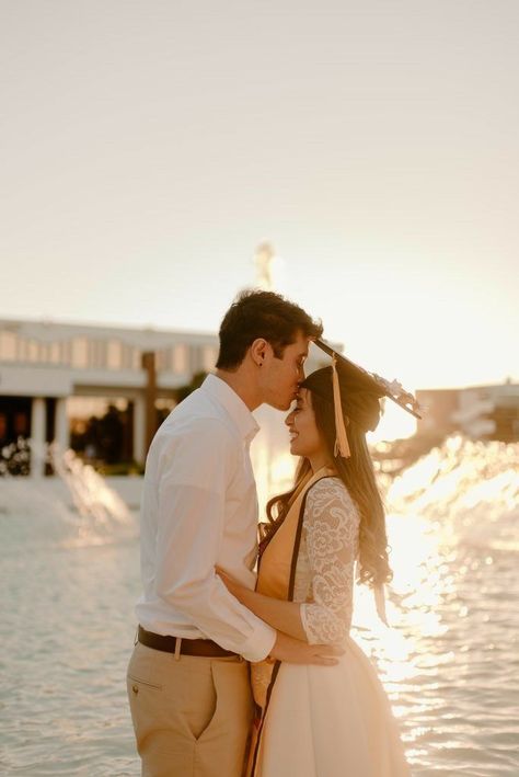 Grad Photos Couple, Creative Graduation Photoshoot, Graduation Couple, 70 Aesthetic, Graduation Photoshoot Ideas, Couple Graduation Pictures, Couple Graduation, Nursing School Graduation Pictures, Poses To Try