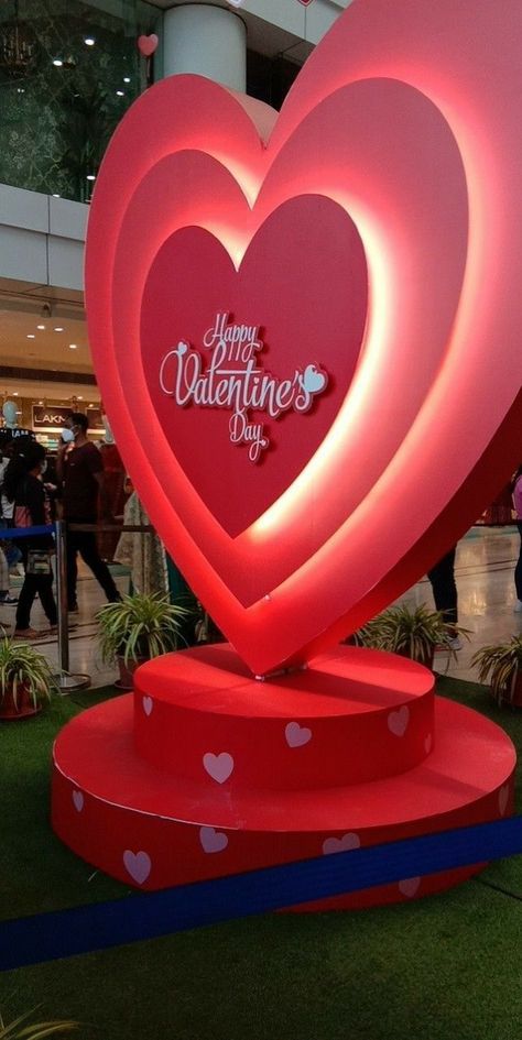 Day Painting Ideas, Valentines Day Painting, Valentines Window Display, Event Planers, Valentine Backdrop, Gala Themes, Day Painting, Diy Valentines Decorations, Valentine Photo