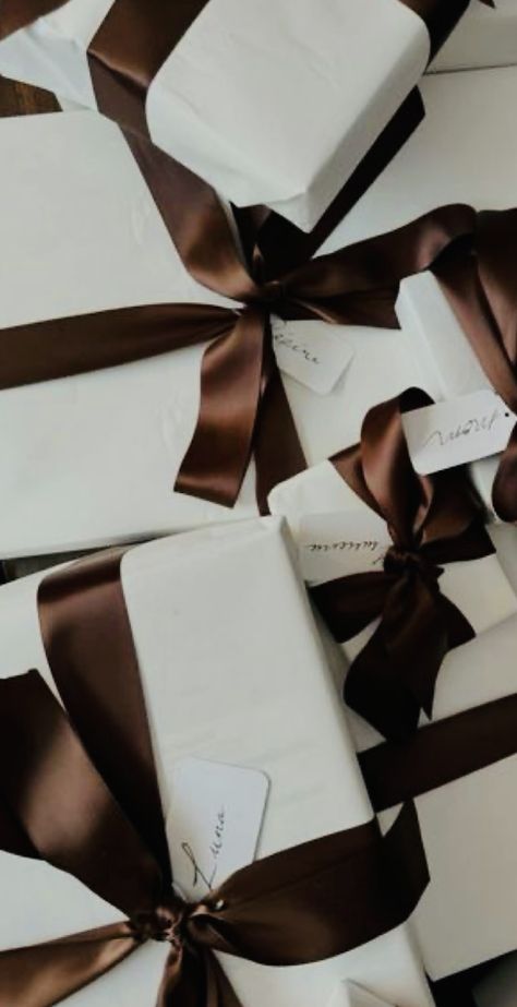 Brown Christmas Paper Wrapping Ideas, Brown Paper Wrapping Aesthetic, Neutral Wrapping Paper, Brown Holiday Aesthetic, Brown Christmas Presents, Brown Bow Aesthetic, Christmas Aesthetic Gift Wrapping, Dark Brown Christmas Aesthetic, Wrapped Birthday Presents Aesthetic