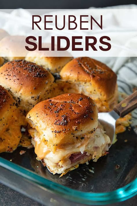 Reuben Sliders, Slider Sandwiches, Corned Beef Recipes, Thanksgiving Menu Ideas, Gourmet Sandwiches, Reuben Sandwich, Hawaiian Rolls, Slider Recipes, Soup And Sandwich