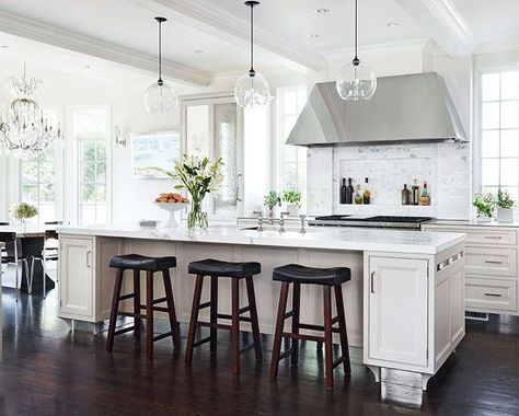 The kitchen of Cindy and Andrew Razeghi's home Winnetka, Illinois. Design by Mick De Giulio. Photo by Werner Straube. Produced by Hilary Rose for Traditional Home May 2012. White Kitchen Traditional, Interior Design Blogs, Design Publication, Up House, Kitchen Lighting Fixtures, Kitchen Marble, Kitchen Trends, Kitchen Pendant Lighting, Trendy Kitchen