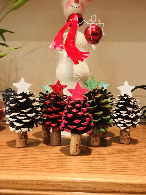 Pine cone Christmas tree, wine cork tree Pine Cone Tree, Lollipop Tree, Cork Tree, Pine Cone Christmas Tree, Wine Cork Ornaments, Christmas Pine Cones, Cork Ornaments, Pine Cone Art, Ribbon On Christmas Tree