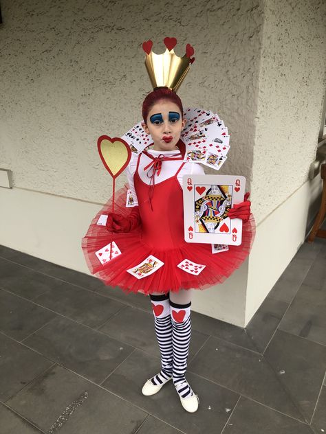 Bookweek Costumes 2023, The Queen Of Hearts Costume, 2022 Costumes, Ideas Carnaval, Alice In Wonderland Play, Mad Hatter Costume, World Book Day Costumes, Book Character Costumes, Queen Of Hearts Costume