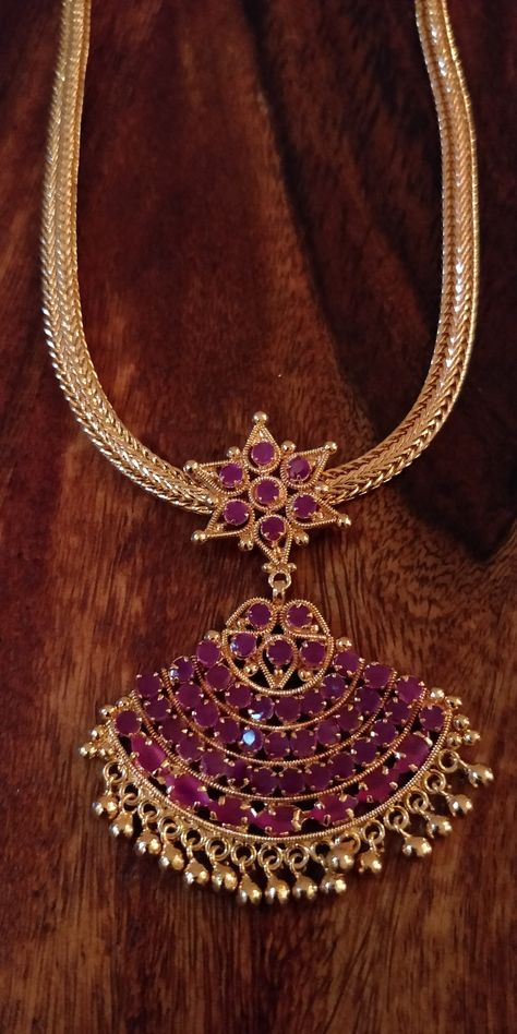 Temple House, Model Blouse, Latest Bracelets, Bangles Gold, Beautiful Gold Necklaces, Gold Bridal Jewellery Sets, Beaded Necklace Designs, Antique Gold Jewelry, Gold Designs