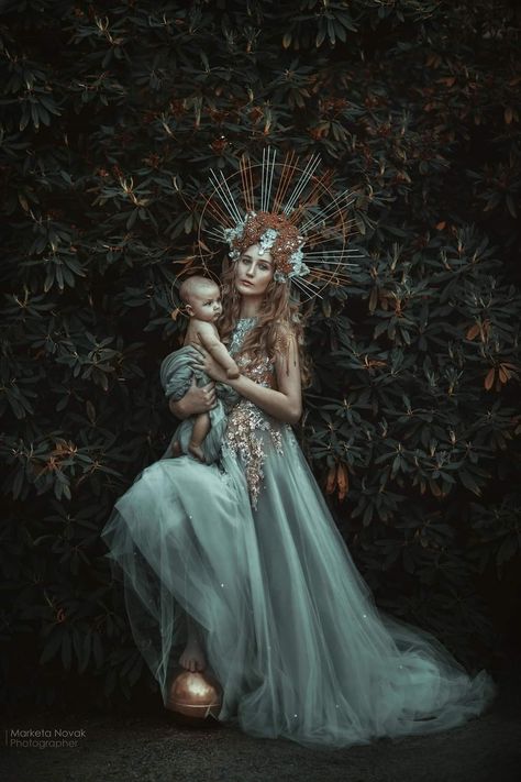 Fairies Photos, Pregnancy Art, Creative Photography Techniques, Themes Photo, Fantasy Photography, Mother Goddess, Fine Art Photo, Summer Art, Pregnancy Shoot