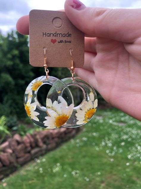 Dry Flower Resin Earrings, Handmade Artsy Resin Earrings, Handmade Resin Flower Earrings, Resin Earrings Diy, Resin Jewellery, Handmade Resin Dangle Flower Earrings, Daisy Resin Earrings, Diy Resin Earrings, Resin Jewelry Tutorial