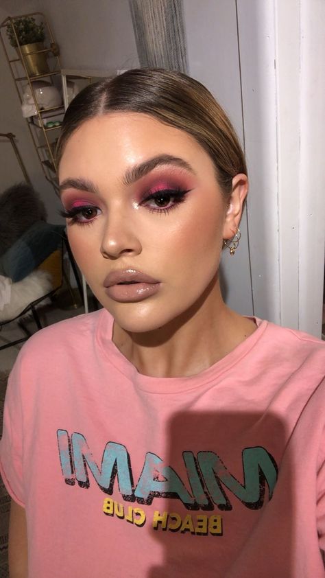 Makeup For Hot Pink Outfit, Neon Pink Makeup Looks, Neon Pink Makeup, Colorful Smokey Eye, Highlight Makeup, Pink Plain, Black Eyeshadow, Smoky Eyes, Pinterest Makeup