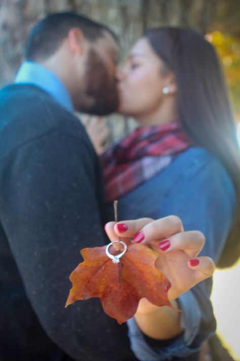 Engagement photo. #fall #engagement Fall Engagement Shoots, Shooting Couple, Engagement Nails, Couple Inspo, Fall Engagement Pictures, Cute Engagement Photos, Couple Engagement Pictures, Wedding Engagement Pictures, Engagement Pictures Poses