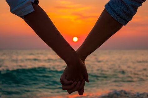 The perfect picture....You, me, the beach and the sunset.....Paradise! Couple Holding Hands, Image Swag, Photo Couple, Couple Photography Poses, Beach Photoshoot, Romantic Getaways, Beach Photos, Couples Photoshoot, Engagement Pictures