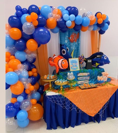 Finding Nemo Candy Table, Nemo Birthday Party Decorations Diy, Nemo Table Decorations, Nemo Balloon Arch, Nemo Themed Birthday Party Decoration, Diy Finding Nemo Decorations, Finding Nemo Dessert Table, Finding Nemo Gender Reveal, Finding Nemo Balloon Arch