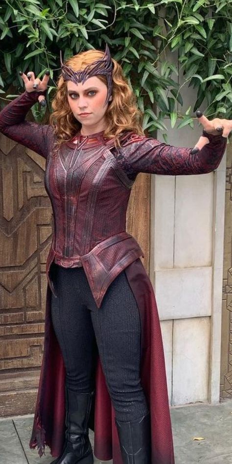 Wanda Vison Costumes, Scarlet Witch Costume, Scarlet Witch Cosplay, Witch Cosplay, Marvel Costumes, Elizabeth Olsen Scarlet Witch, Disney Ideas, Last Minute Halloween Costumes, Marvel Posters